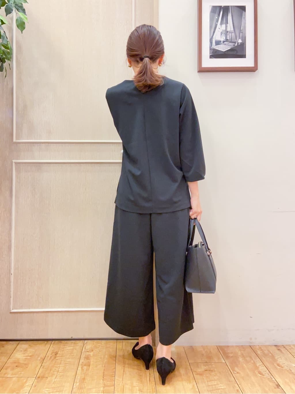 なみさんの「SHOO･LA･RUE｜【通勤/デイリー/セットアップ可】マルチに使える カットジョーゼット ワイドパンツ」を使ったコーディネート
