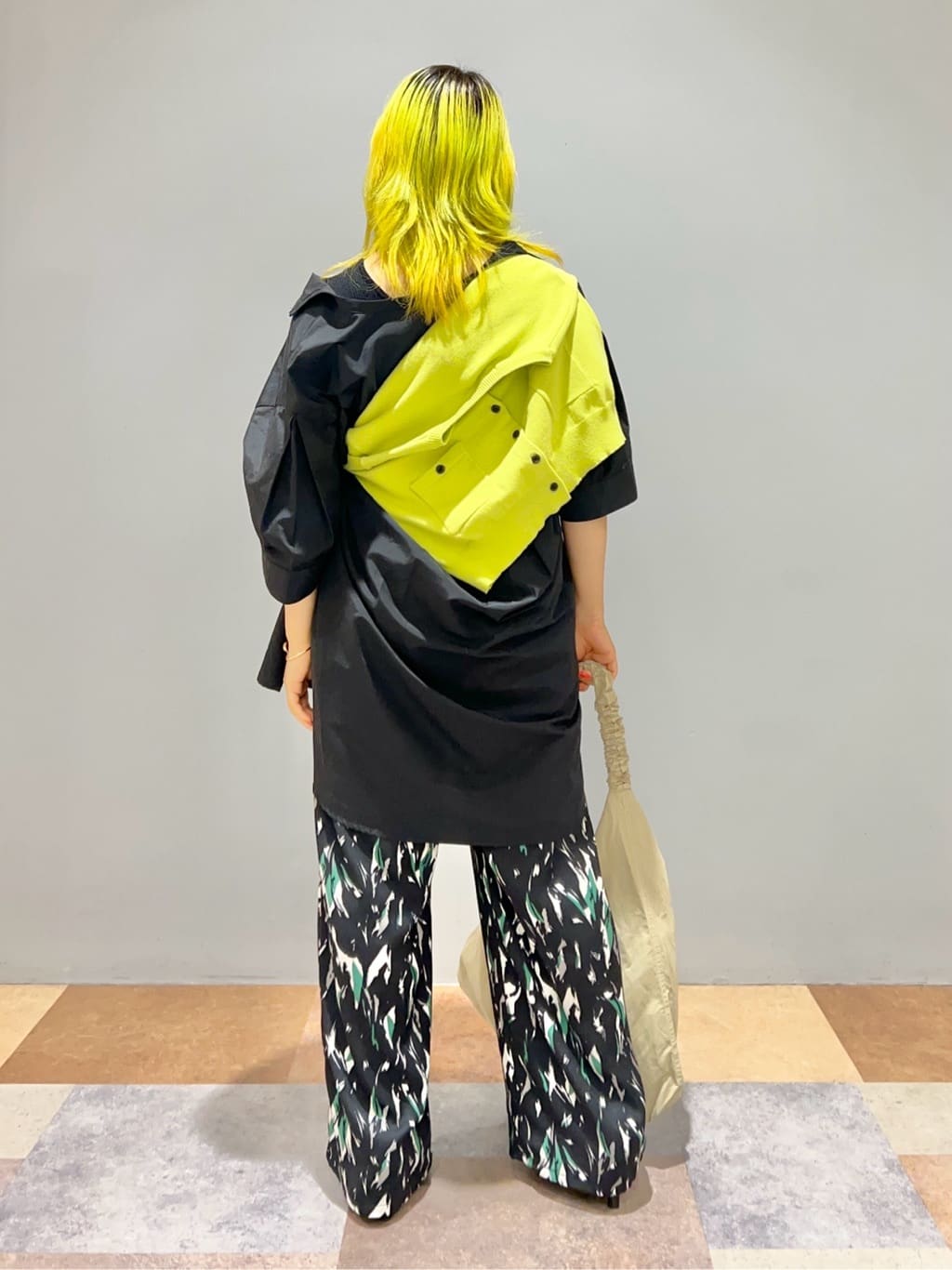 ひらのみさんの「THE SHOP TK｜【N/ordinary別注】クランプルショルダートートバッグ」を使ったコーディネート