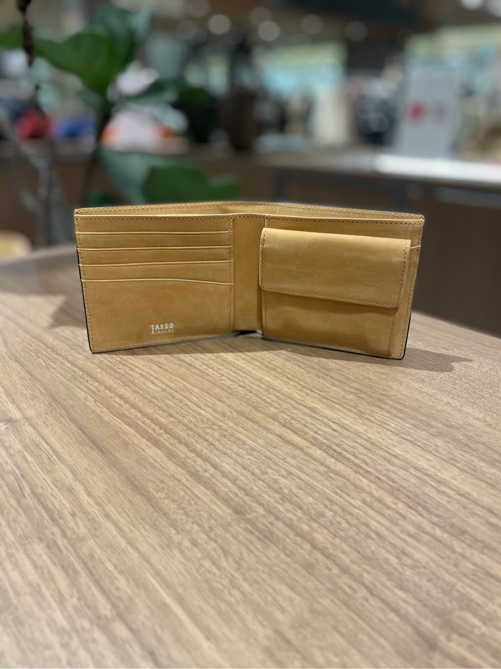 コウノ モトヤさんの「TAKEO KIKUCHI｜【ソフト＆ナチュラル】ミニメッシュ レザー 2つ折り財布」を使ったコーディネート