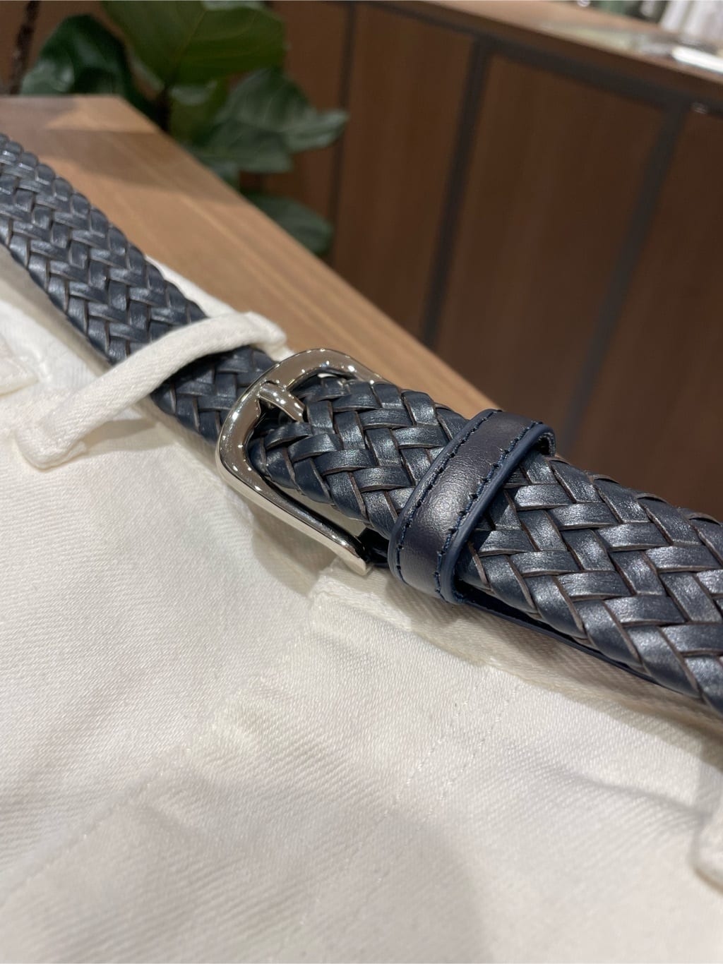 コウノ モトヤさんの「TAKEO KIKUCHI｜【GIFT】レザーメッシュベルト」を使ったコーディネート