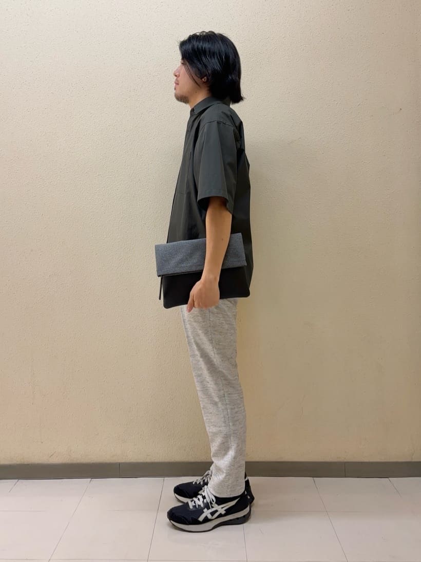 及川さんの「TAKEO KIKUCHI｜【尾州織】リネンブレンド メッシュパンツ」を使ったコーディネート