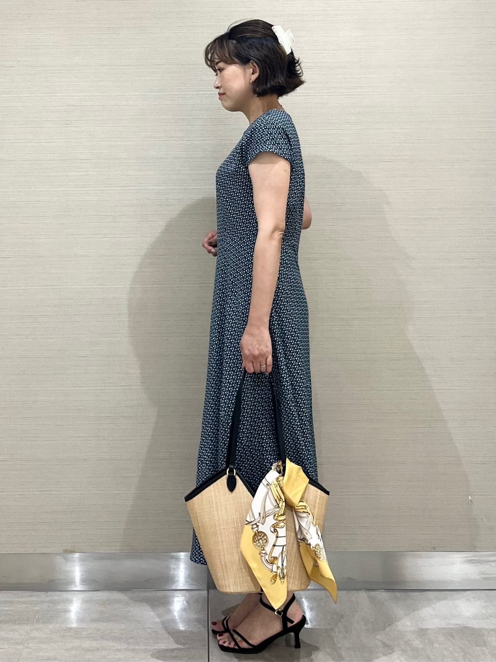 なつよさんの「UNTITLED｜【手洗い／58cm正方形】ベルトプリントスカーフ」を使ったコーディネート