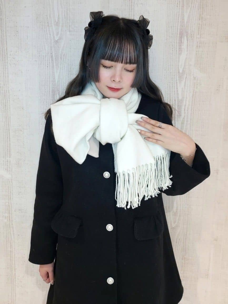 HUANG WEI HSUANさんの「ESPERANZA｜洗えるシンプルカラーストール 累計販売約5000枚【防寒／マフラー／無地／ギフト】」を使ったコーディネート