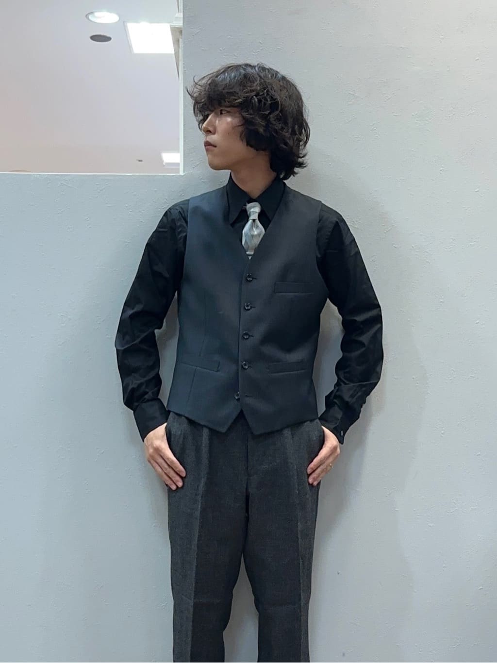 Uさんの「TAKEO KIKUCHI｜【Three by Three】シャイニーシャークピンヘッド ベスト / 3ピース対応」を使ったコーディネート