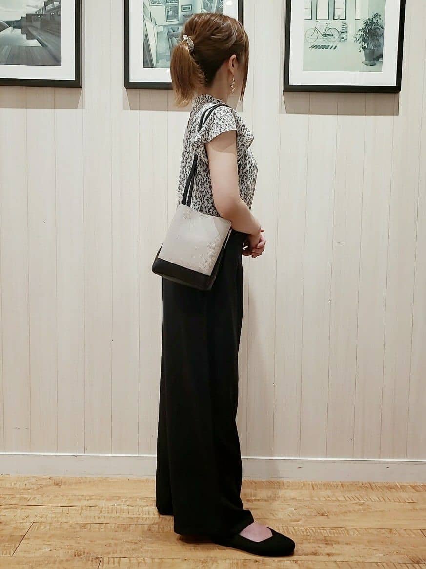 Riさんの「SHOO･LA･RUE｜【軽量/大人カジュアル】 ふわっと軽い三層ショルダーバッグ」を使ったコーディネート