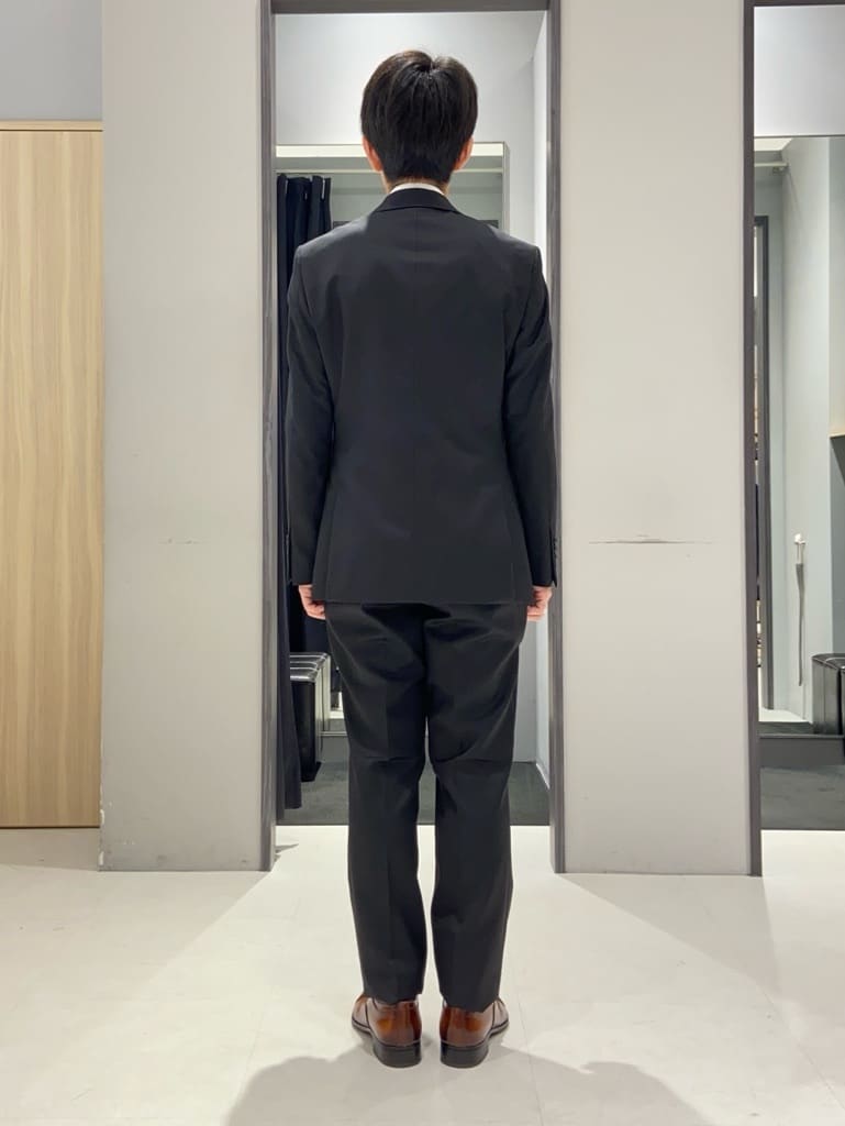 わいずみさんの「TAKEO KIKUCHI｜【冠婚葬祭】無地 サージスーツ/3ピース対応可」を使ったコーディネート