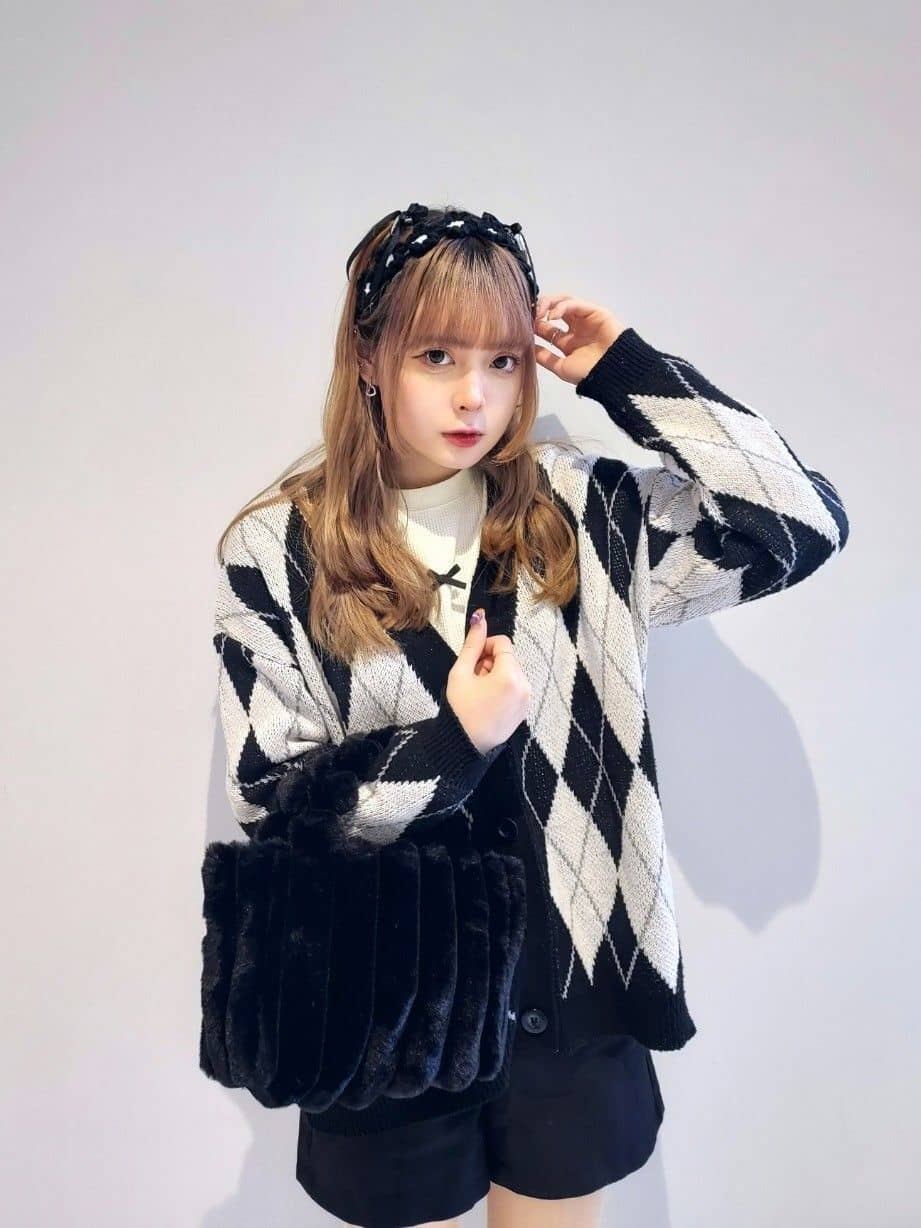 HUANG WEI HSUANさんの「ESPERANZA｜2WAY トート ショルダーバッグ ファー」を使ったコーディネート