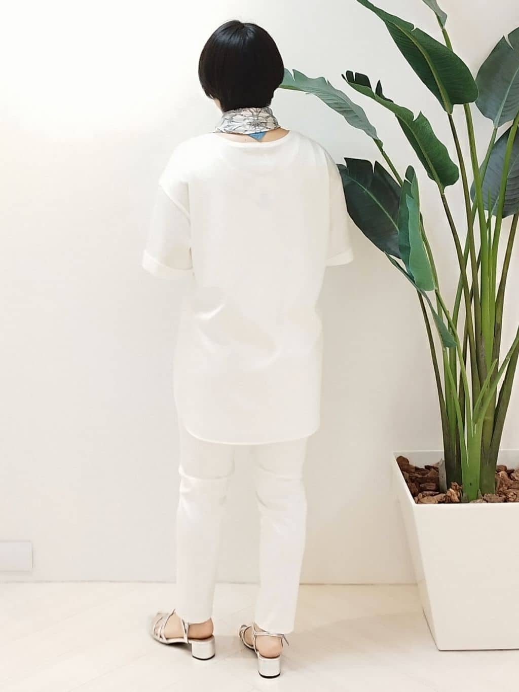 s u g iさんの「UNTITLED｜【手洗い／88cm正方形】エンブレムプリントスカーフ」を使ったコーディネート