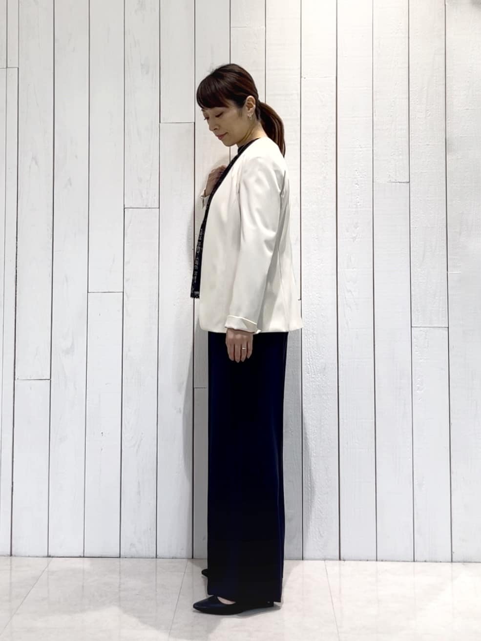 𝑹𝑶𝑴𝑰さんの「INDIVI｜【定番スーツ/洗える/UVケア】ストレッチノーカラージャケット」を使ったコーディネート