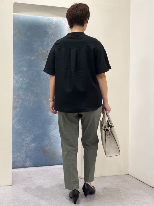 シュウコさんの「grove｜【ふわっと心地よい足入れ】やわここち(R)Vカットパンプス」を使ったコーディネート