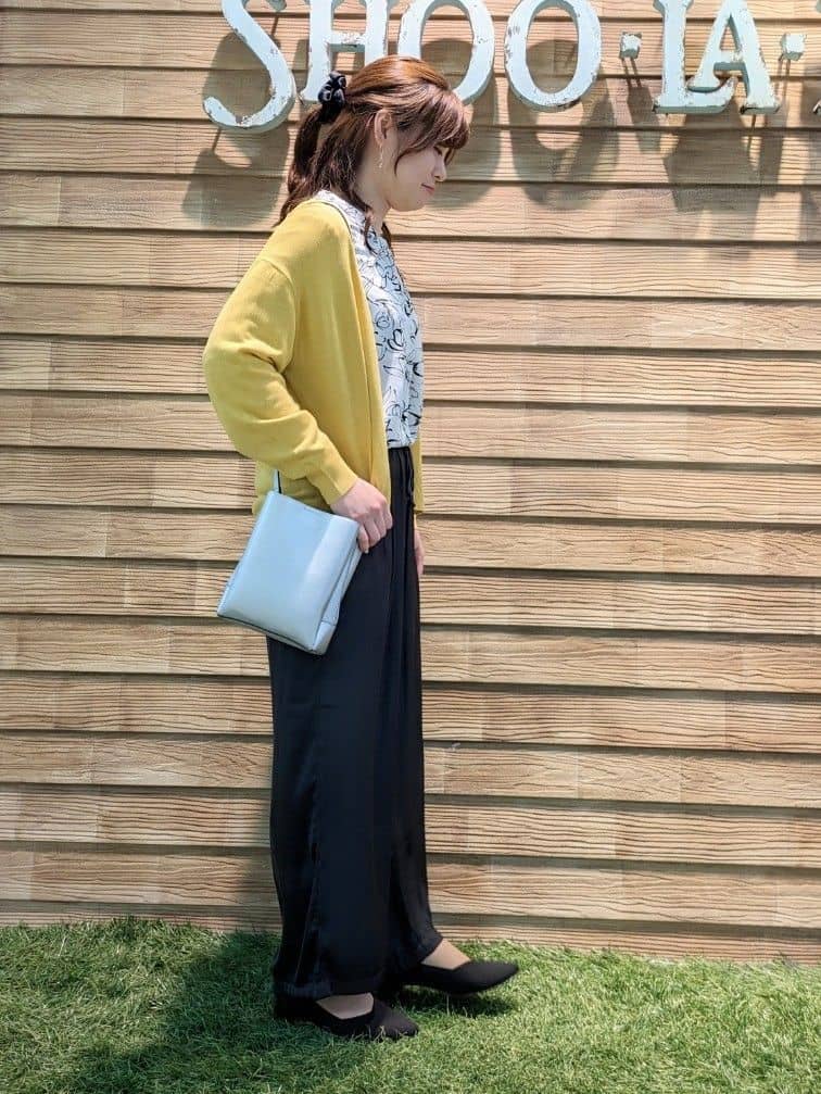 miniさんの「SHOO･LA･RUE｜【軽量/大人カジュアル】 ふわっと軽い三層ショルダーバッグ」を使ったコーディネート