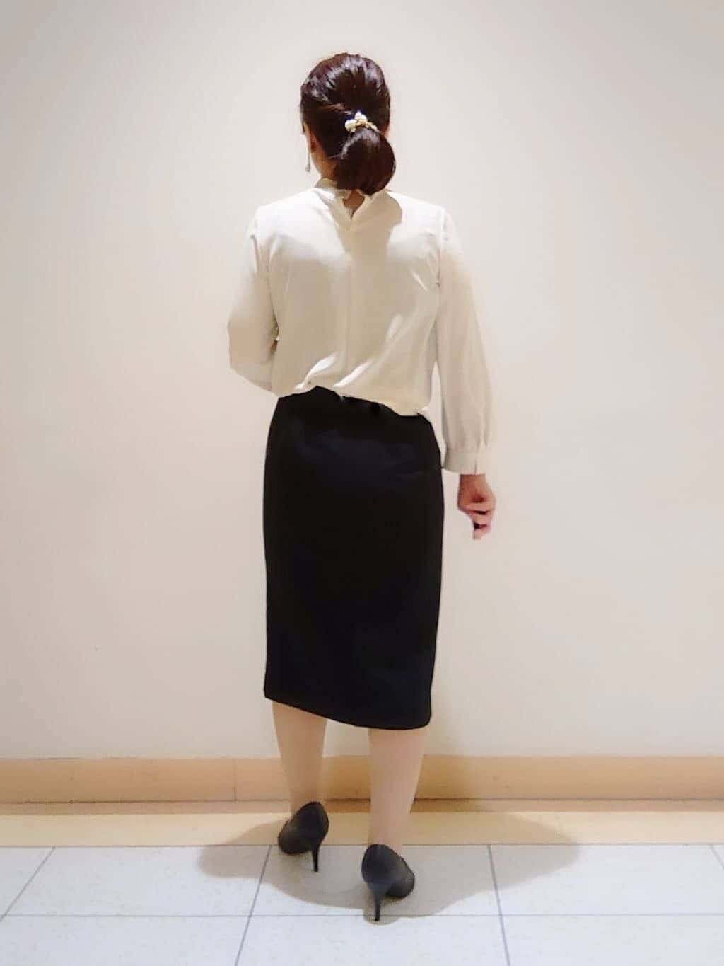 TOMOMIさんの「INDIVI｜【定番スーツ／UVケア／イージーケア／洗える】ウール調ストレートスカート」を使ったコーディネート