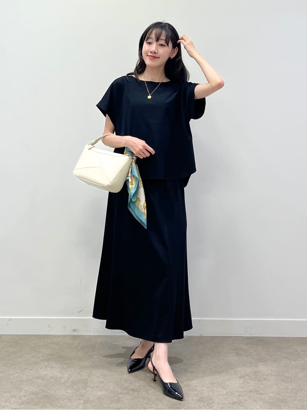 kaaiさんの「UNTITLED｜【手洗い／58cm正方形】ベルトプリントスカーフ」を使ったコーディネート