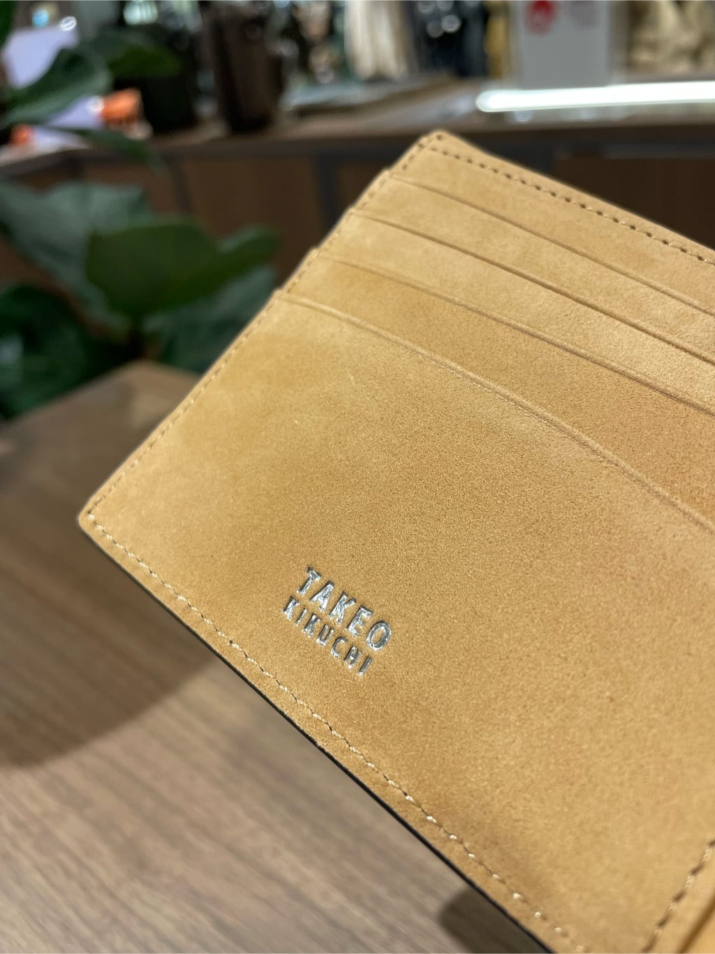コウノ モトヤさんの「TAKEO KIKUCHI｜【ソフト＆ナチュラル】ミニメッシュ レザー 2つ折り財布」を使ったコーディネート