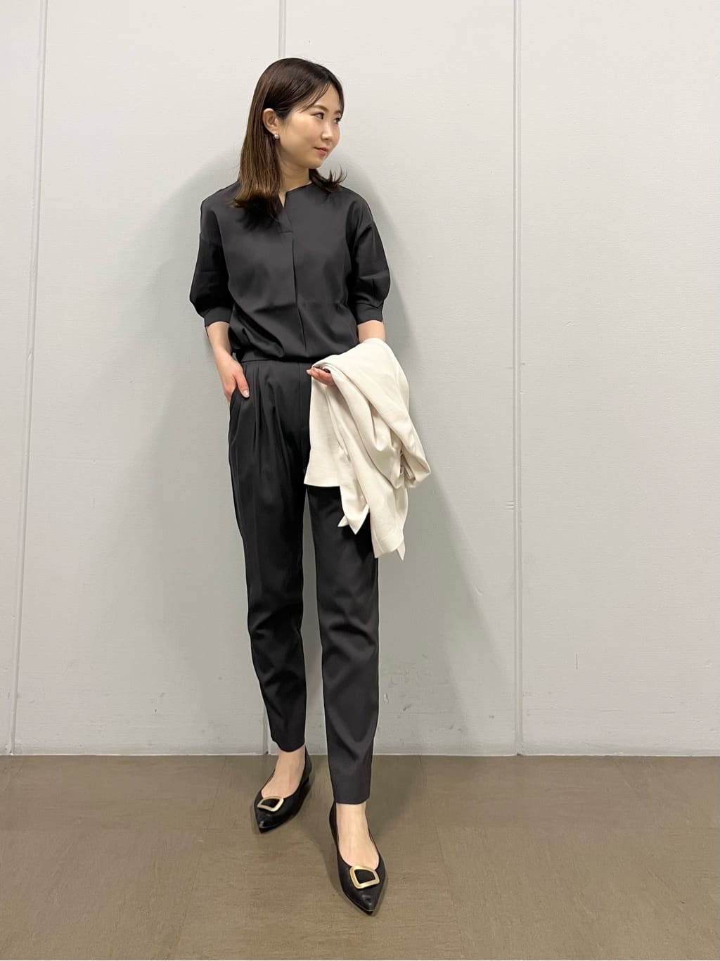 shokoさんの「INDIVI｜【パンツ人気1位／褒められパンツ／洗える】ウエストゴムタックテーパードパンツ」を使ったコーディネート