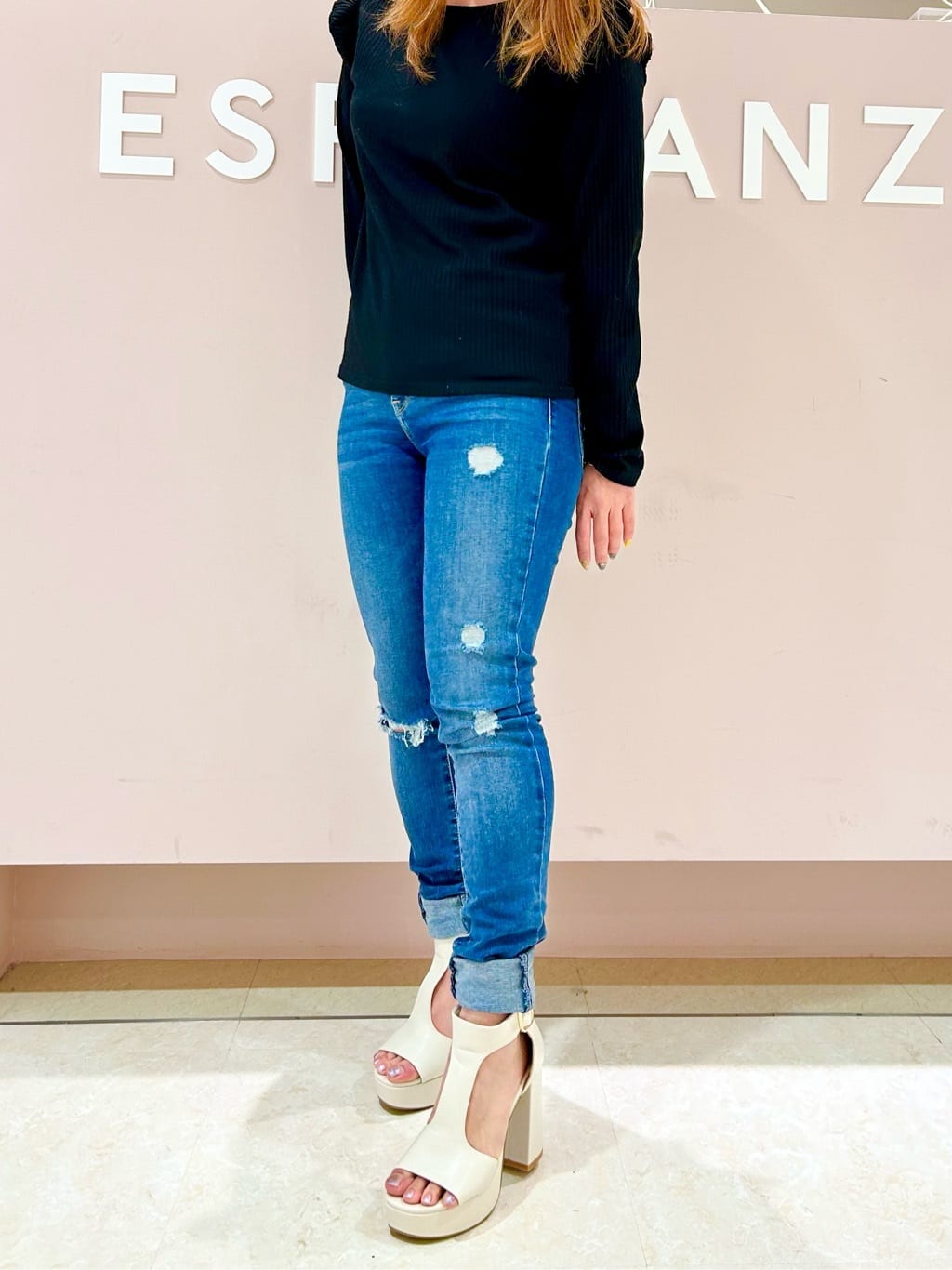 かなぴぃさんの「ESPERANZA｜Tストラップスクエアサンダル 24SS」を使ったコーディネート