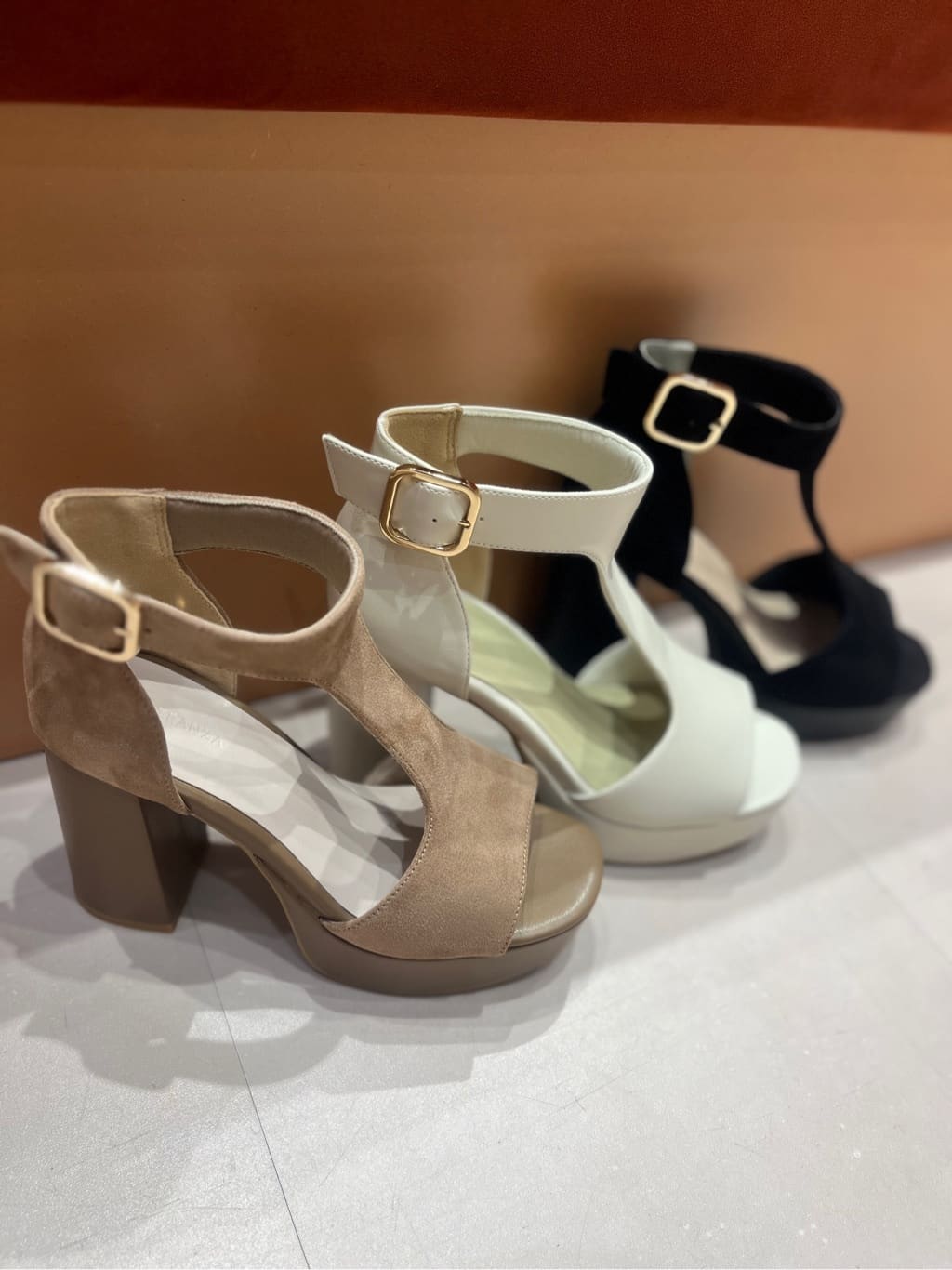 neinaさんの「ESPERANZA｜Tストラップスクエアサンダル 24SS」を使ったコーディネート