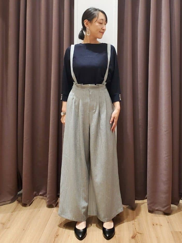 さくさんの「grove｜【ふわっと心地よい足入れ】やわここち(R)Vカットパンプス」を使ったコーディネート