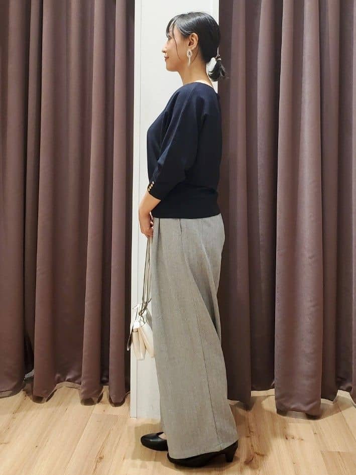 さくさんの「grove｜【ふわっと心地よい足入れ】やわここち(R)Vカットパンプス」を使ったコーディネート