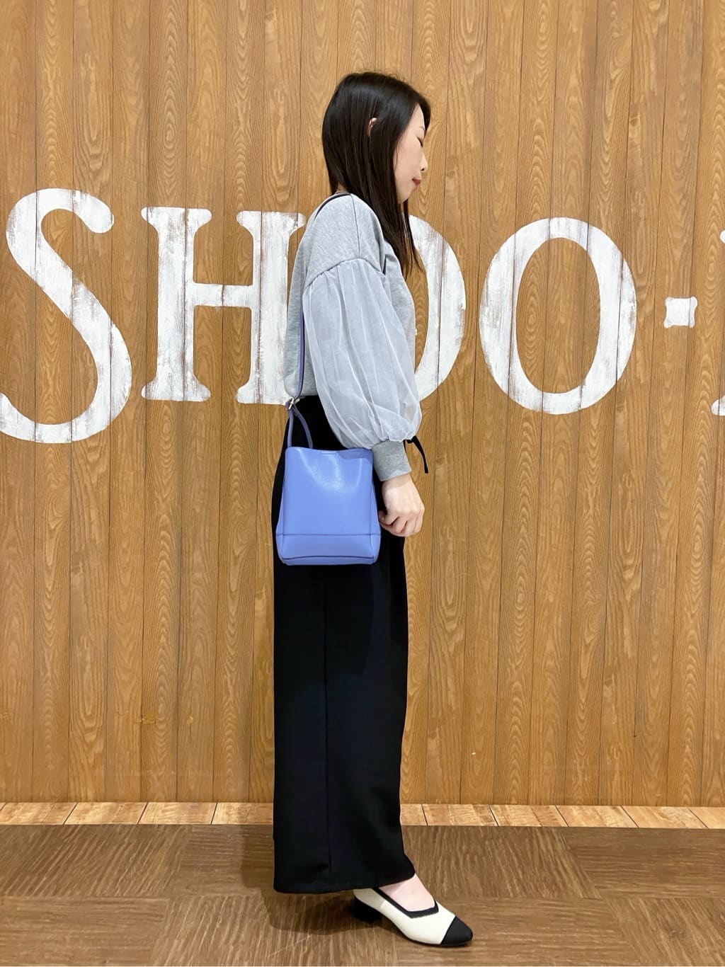 FUJIさんの「SHOO･LA･RUE｜【軽量/大人カジュアル】 ふわっと軽い三層ショルダーバッグ」を使ったコーディネート