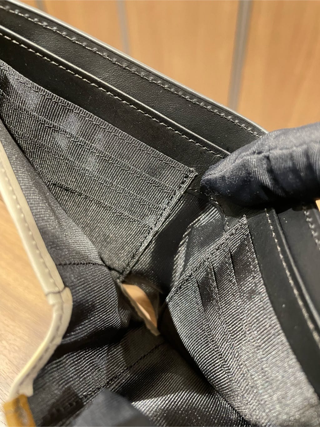 コウノ モトヤさんの「TAKEO KIKUCHI｜アンティーク調レザー 2つ折り財布」を使ったコーディネート