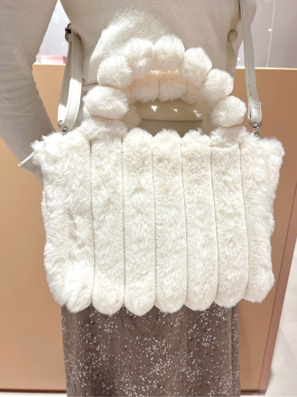 neinaさんの「ESPERANZA｜2WAY トート ショルダーバッグ ファー」を使ったコーディネート