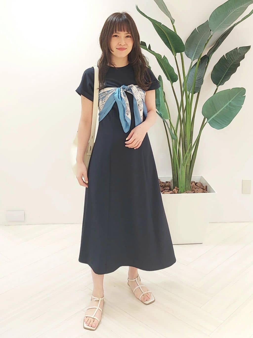 YuKaRiさんの「UNTITLED｜【手洗い／88cm正方形】エンブレムプリントスカーフ」を使ったコーディネート