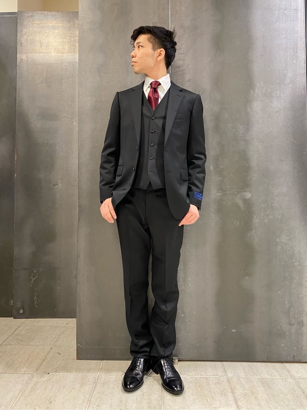 shoumaさんの「TAKEO KIKUCHI｜【冠婚葬祭】無地 サージスーツ/3ピース対応可」を使ったコーディネート