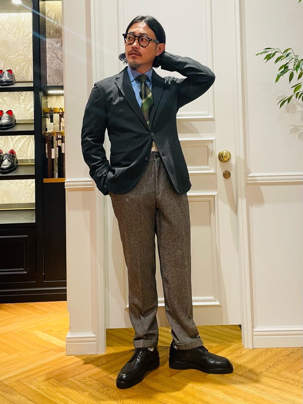 鶴田大士さんの「DRESSTERIOR｜100／2 ワイドカラーシャツ」を使ったコーディネート