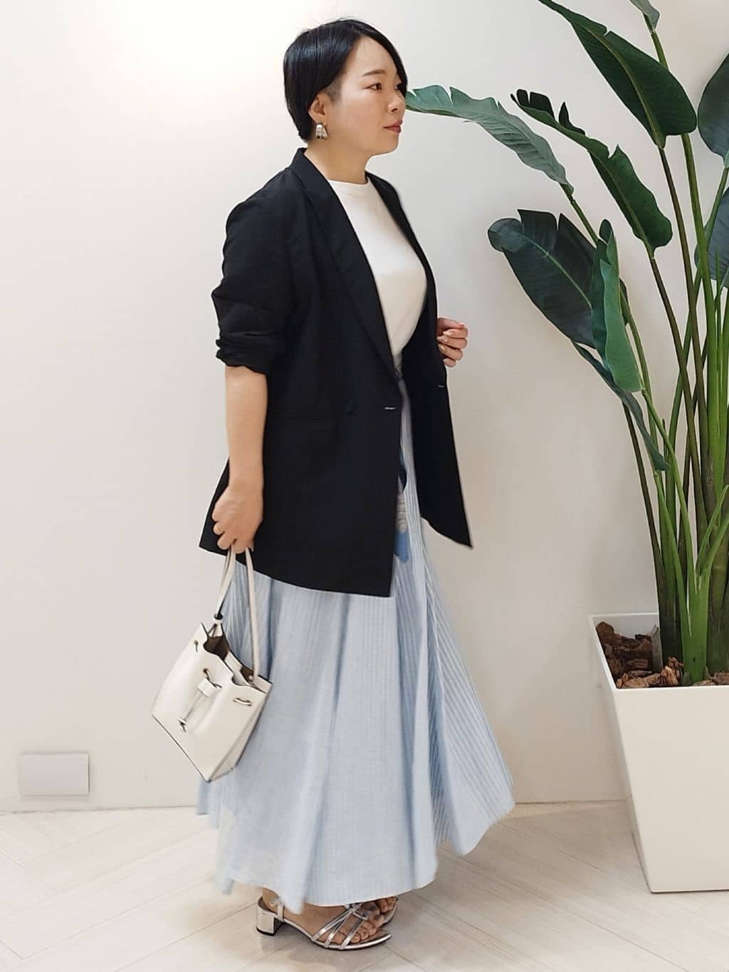 s u g iさんの「UNTITLED｜【手洗い／88cm正方形】エンブレムプリントスカーフ」を使ったコーディネート