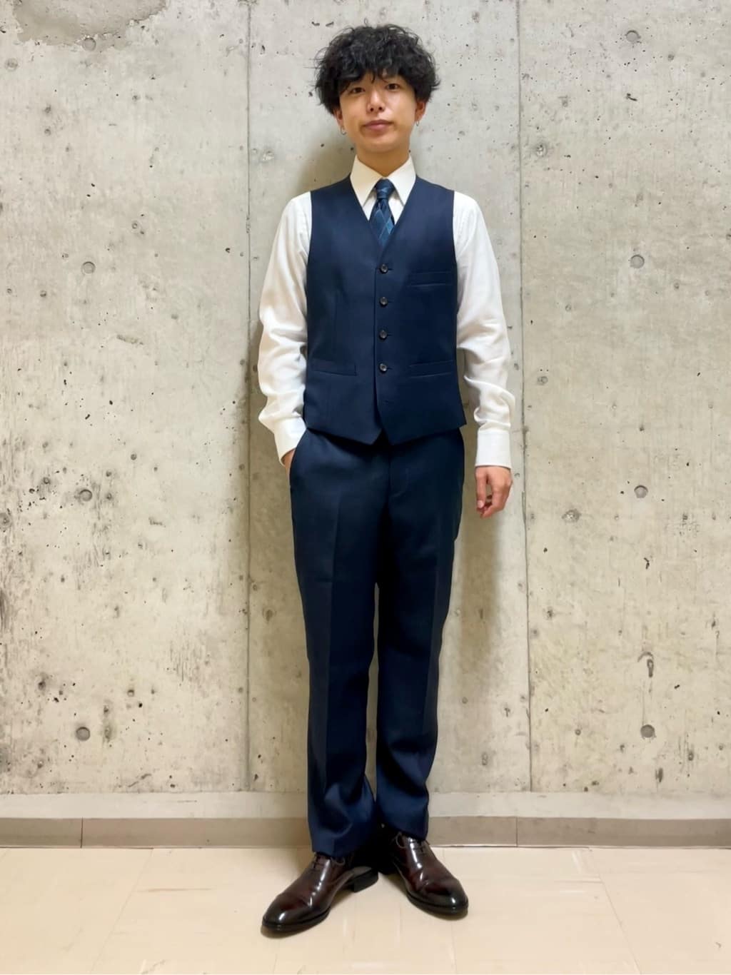 すずきさんの「TAKEO KIKUCHI｜【Three by Three】シャイニーシャークピンヘッド スーツ/3ピース対応可」を使ったコーディネート