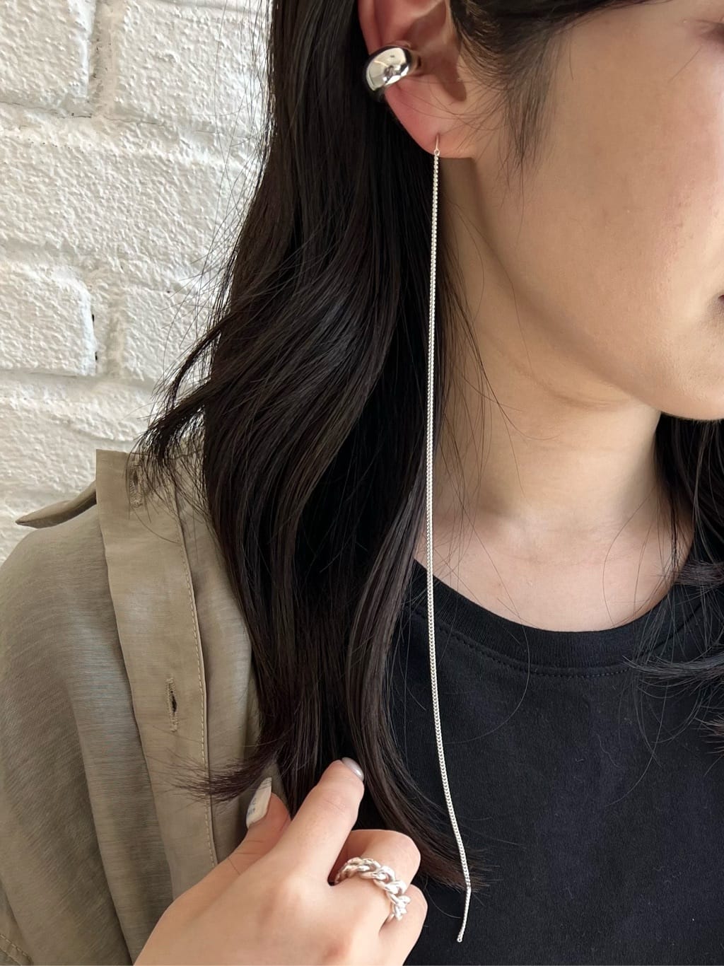 shioriさんの「COCOSHNIK｜シルバー チェーンピアス フラットカーブロング（片耳用）」を使ったコーディネート