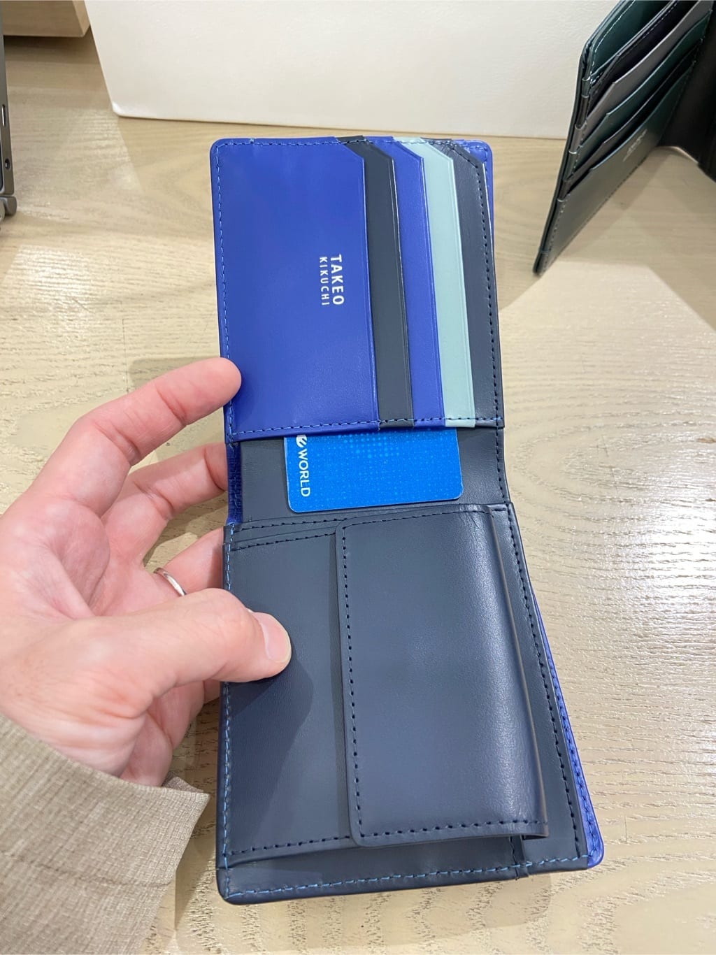わいずみさんの「TAKEO KIKUCHI｜配色型押しレザー 2つ折り財布」を使ったコーディネート