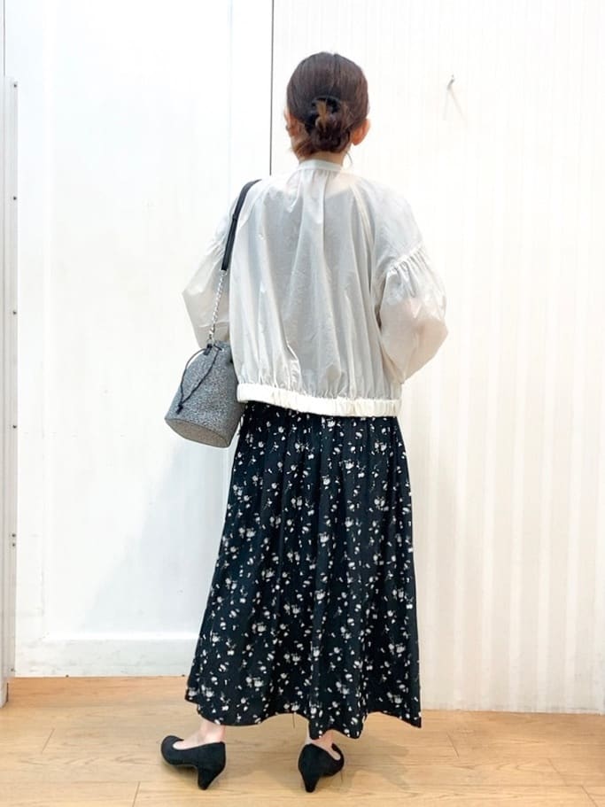 miyaさんの「grove｜【ふわっと心地よい足入れ】やわここち(R)Vカットパンプス」を使ったコーディネート