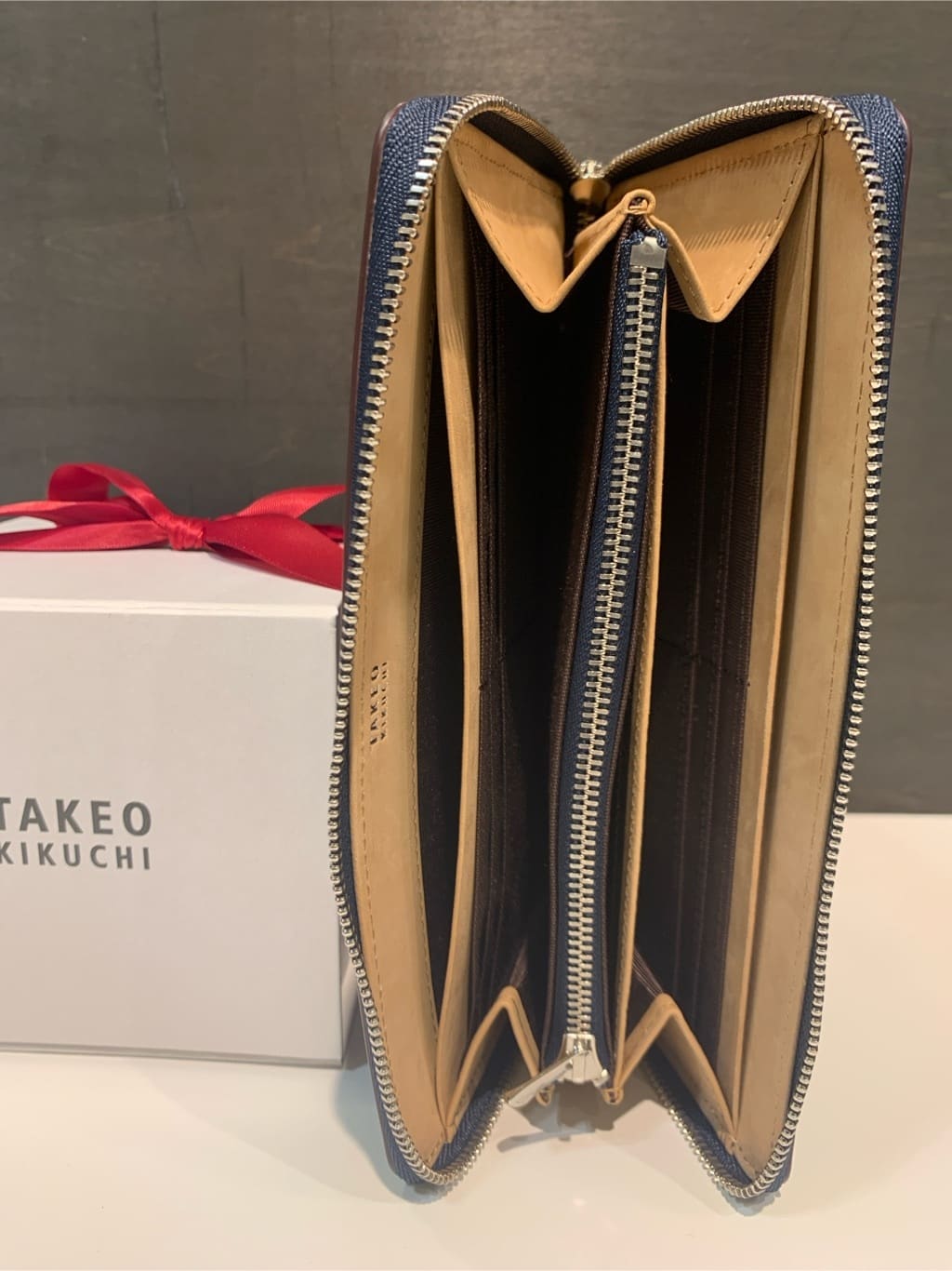 木村剛さんの「TAKEO KIKUCHI｜【ソフト＆ナチュラル】ミニメッシュ レザー 2つ折り財布」を使ったコーディネート