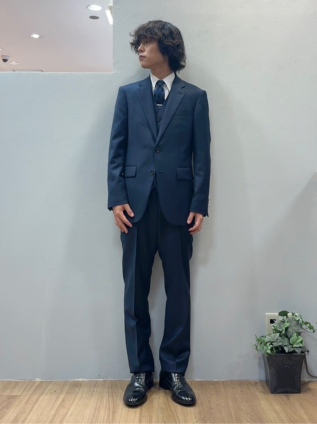 Uさんの「TAKEO KIKUCHI｜【Three by Three】シャイニーシャークピンヘッド スーツ/3ピース対応可」を使ったコーディネート