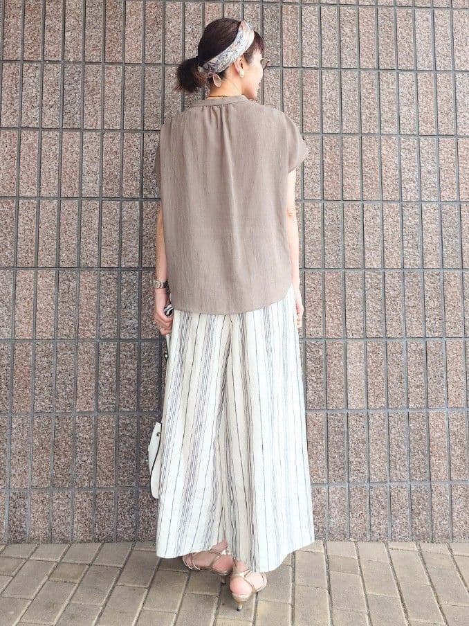 MUTSUKOさんの「UNTITLED｜【手洗い／88cm正方形】エンブレムプリントスカーフ」を使ったコーディネート