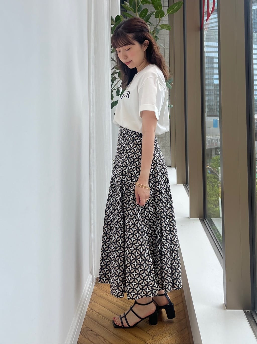 つじ まこさんの「DRESSTERIOR｜チェーンブレスレット」を使ったコーディネート
