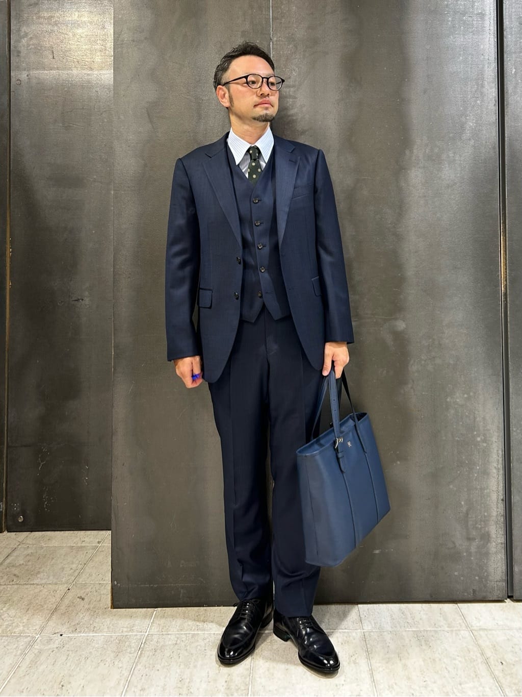 coheyさんの「TAKEO KIKUCHI｜【Three by Three】シャイニーシャークピンヘッド スーツ/3ピース対応可」を使ったコーディネート