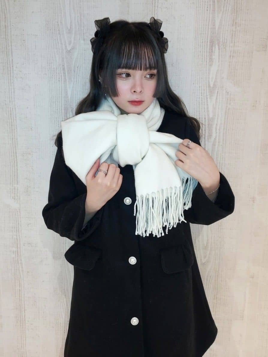 HUANG WEI HSUANさんの「ESPERANZA｜洗えるシンプルカラーストール 累計販売約5000枚【防寒／マフラー／無地／ギフト】」を使ったコーディネート