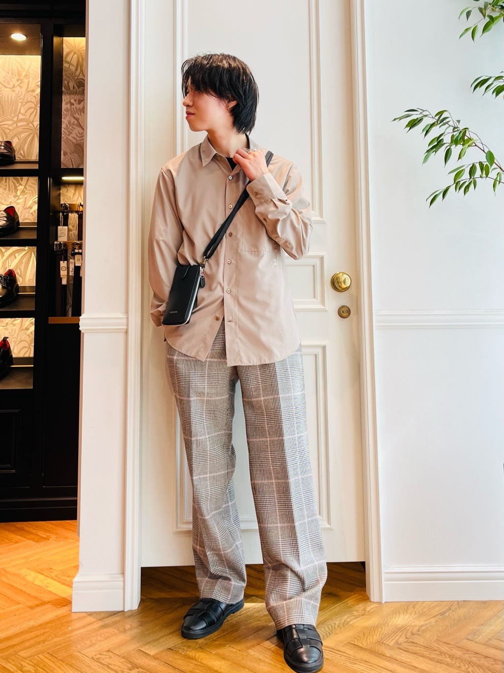 kaminaga さんの「DRESSTERIOR｜【Safari5月号掲載】イタリアレザースマホショルダーバッグ」を使ったコーディネート