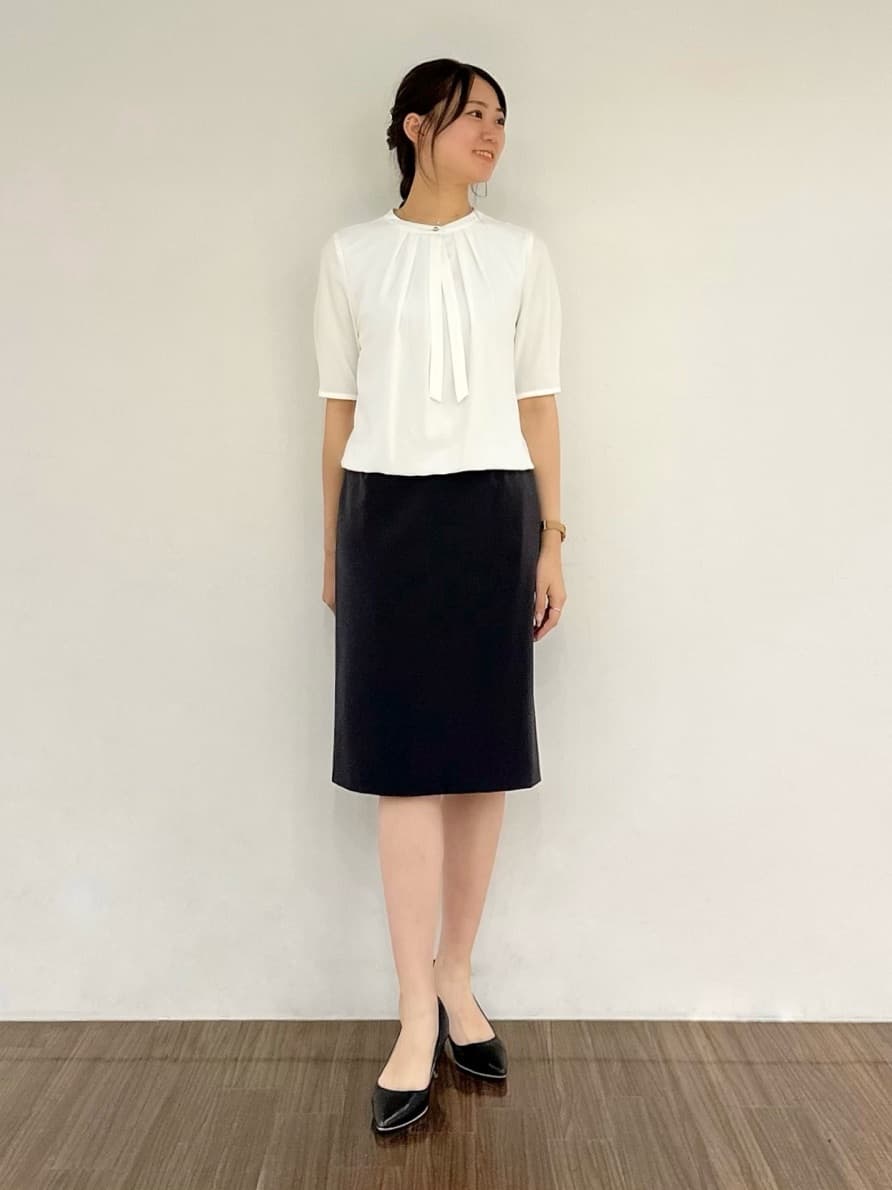 yazuさんの「INDIVI｜【洗える/UVケア/エコ/日本製】ストレッチ ストレートスカート」を使ったコーディネート