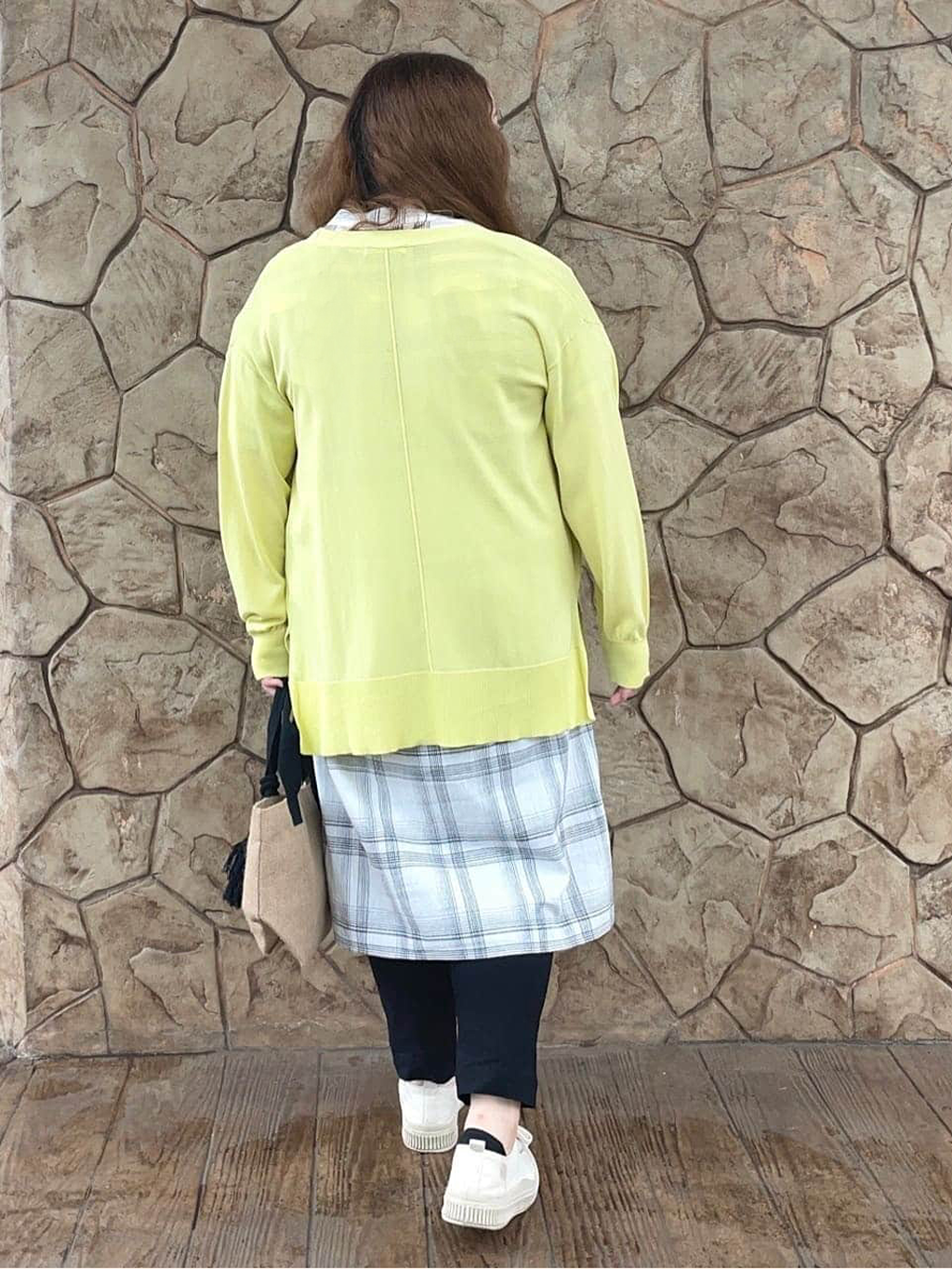Risaさんの「SHOO･LA･RUE｜【SS-3L/無理せずスリム】 ぐんぐん伸びる イージーテーパードパンツ」を使ったコーディネート
