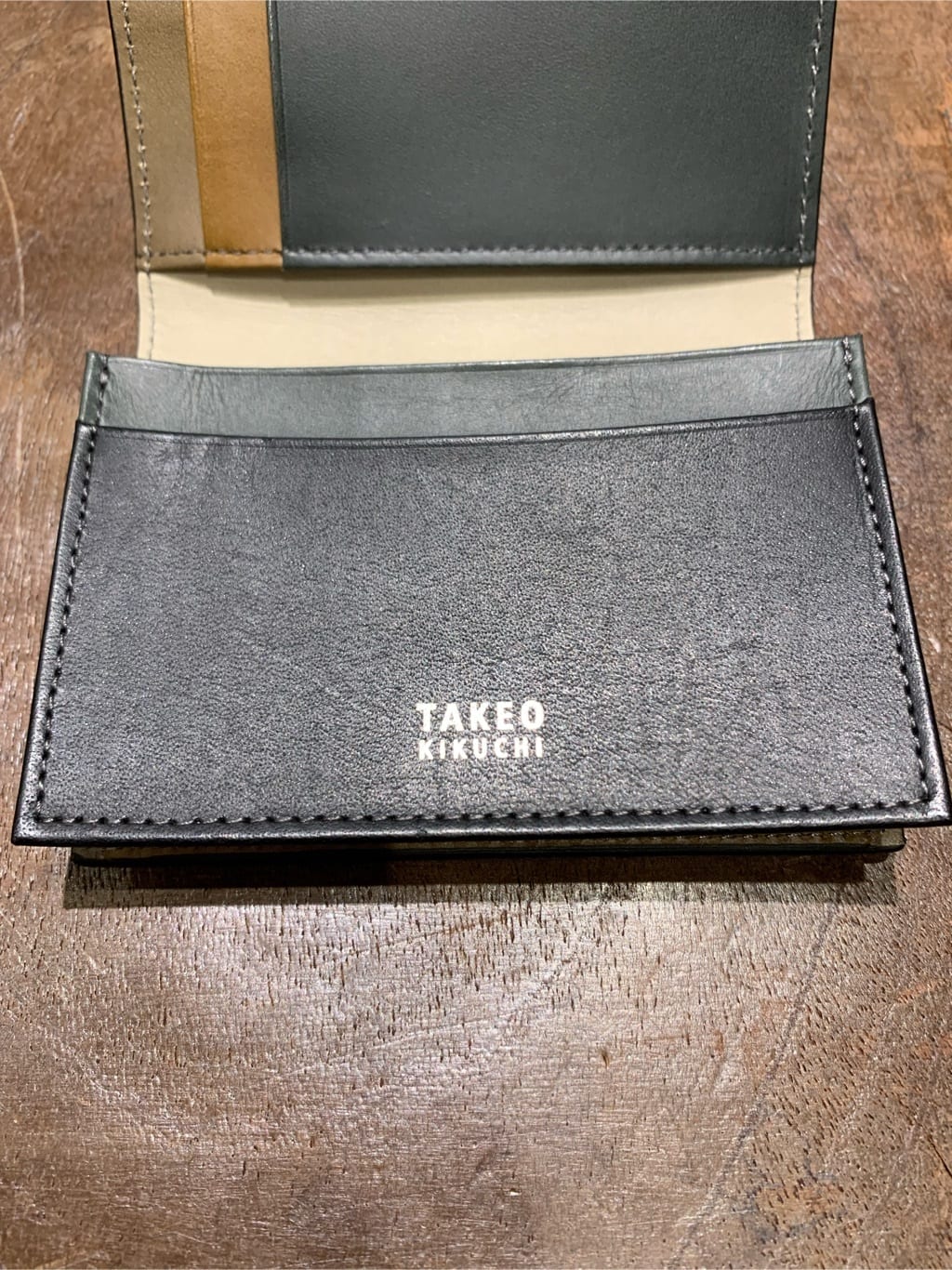 蒲谷祐太さんの「TAKEO KIKUCHI｜アンティーク調レザー 名刺入れ」を使ったコーディネート