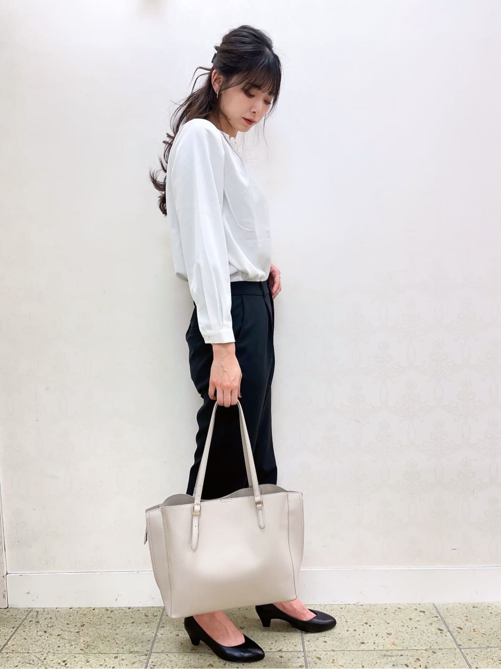 sakiさんの「grove｜【ふわっと心地よい足入れ】やわここち(R)Vカットパンプス」を使ったコーディネート