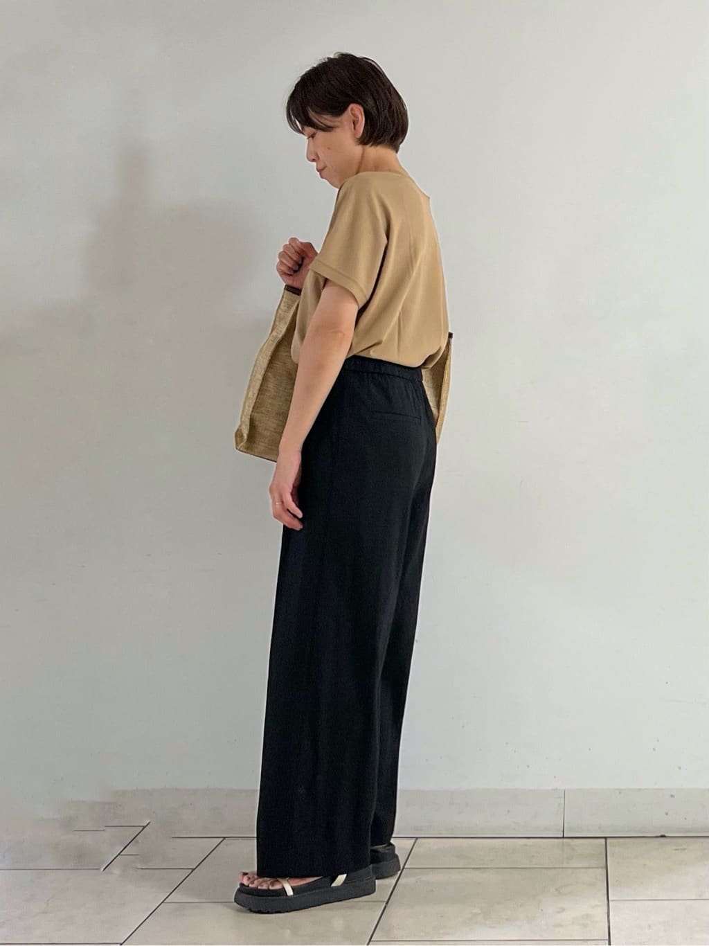 mihoさんの「INDIVI｜【褒められパンツ／洗える／ウエストゴム】ワイドタックパンツ」を使ったコーディネート