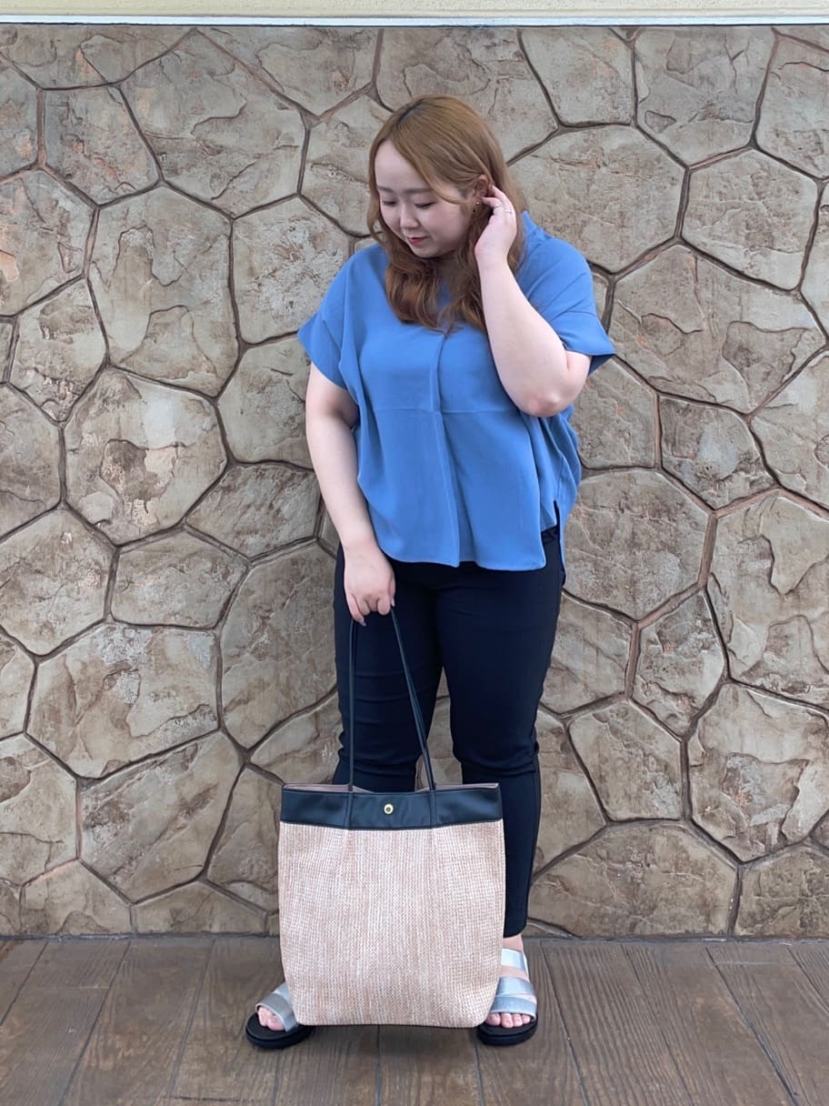 Risaさんの「SHOO･LA･RUE｜【SS-3L/無理せずスリム】 ぐんぐん伸びる イージーテーパードパンツ」を使ったコーディネート