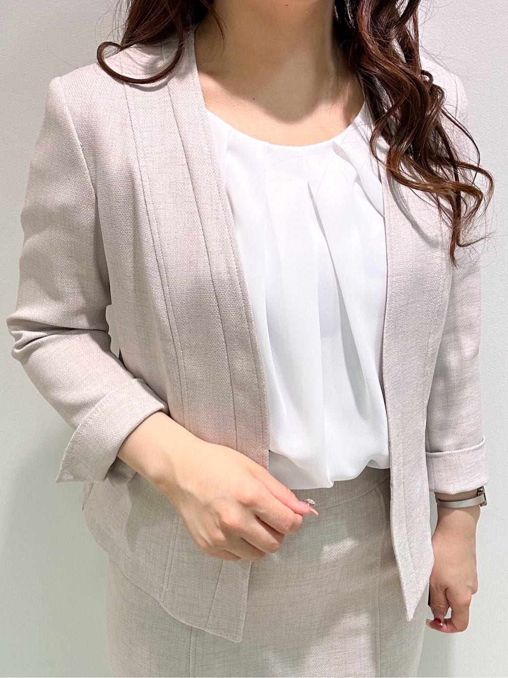 Hitomiさんの「COUP DE CHANCE｜【洗える／日本製】フロントタック半袖ブラウス」を使ったコーディネート