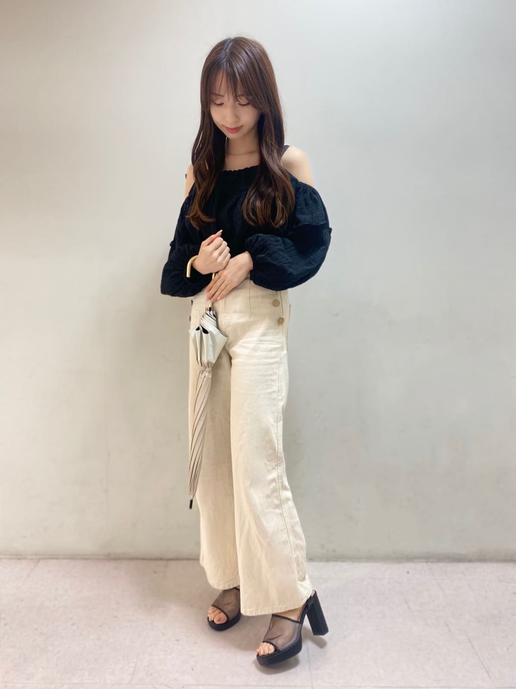 sakiさんの「ESPERANZA｜【UVカット率99.9％以上/遮光率99.9％以上/レイン/日傘/UVカット】バイカラー長傘」を使ったコーディネート