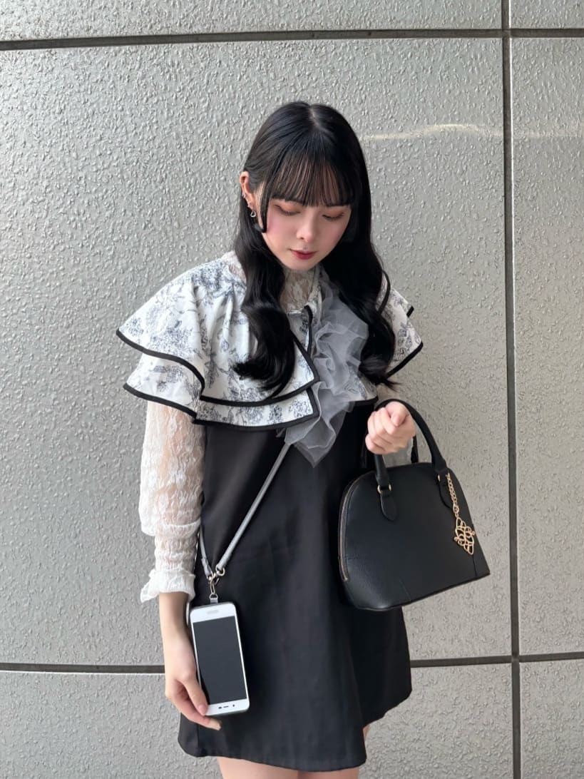 HUANG WEI HSUANさんの「ESPERANZA｜チュールフリルストラップ スマホショルダー スマホアクセサリー」を使ったコーディネート
